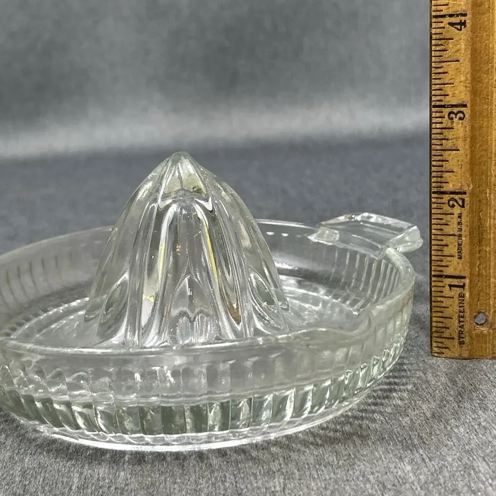 Vintage Glass Citrus Fruit Juicer Reamer Ribbed Squeezer Handle Pour Spout READ